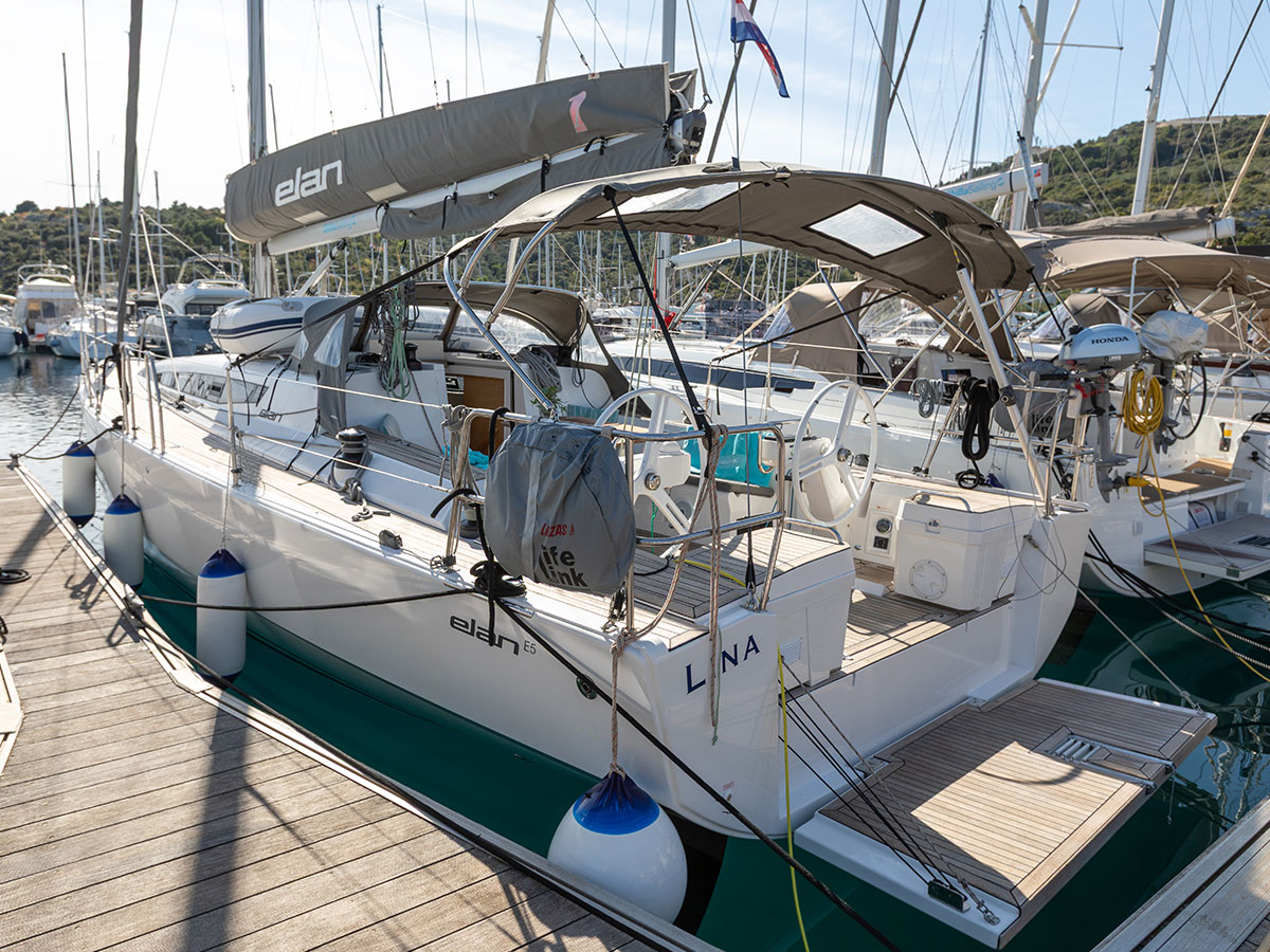 LINA 2020 (new sails 2024., air condition), Elan E5 - Main image